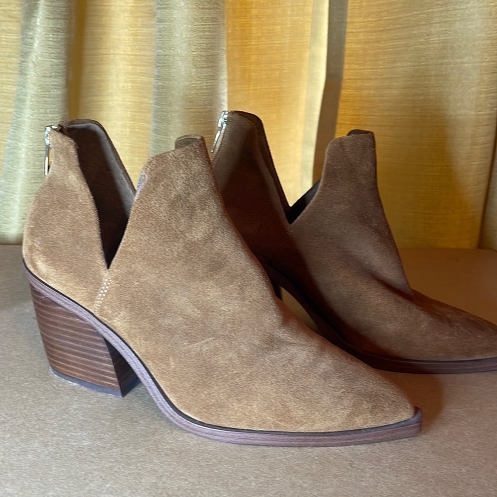 SIZE 8 - VINCE CAMUTO GIGIETTA BOOTIE - Tortilla Suede